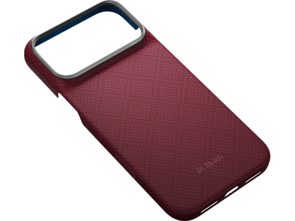 Burgundowe etui na telefon z teksturą w kratkę, z dużym otworem na aparat i logo \'PITAKA\' widocznym na powierzchni.