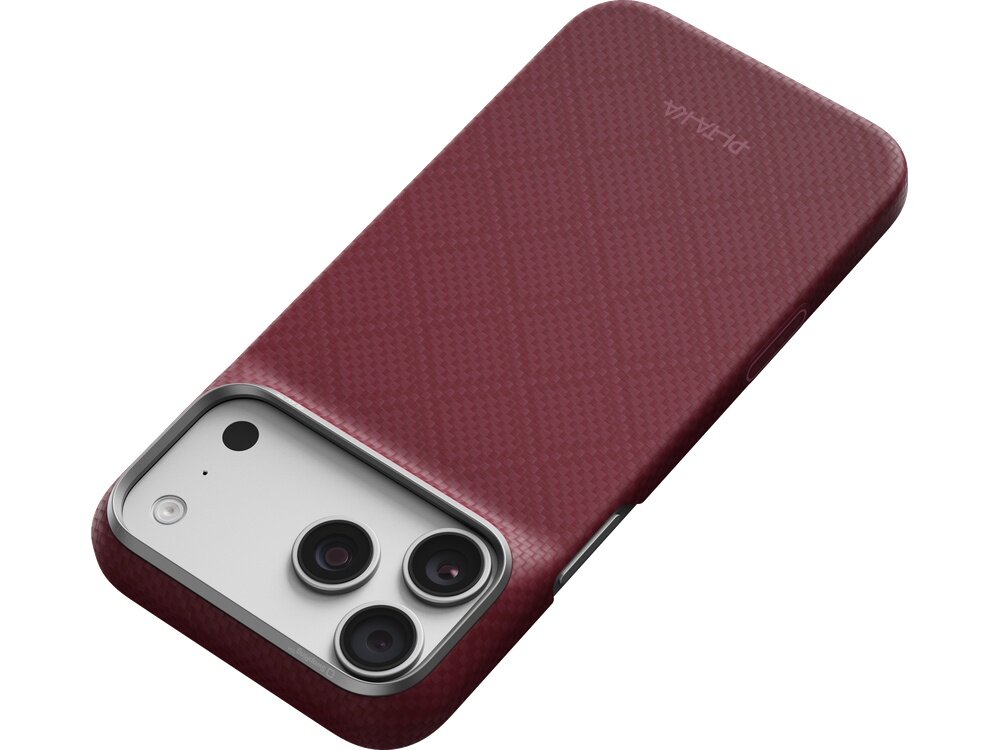Burgundowe etui na telefon z teksturą w romby, z trzema widocznymi obiektywami aparatu. Na etui znajduje się logo \'PITAKA\'.