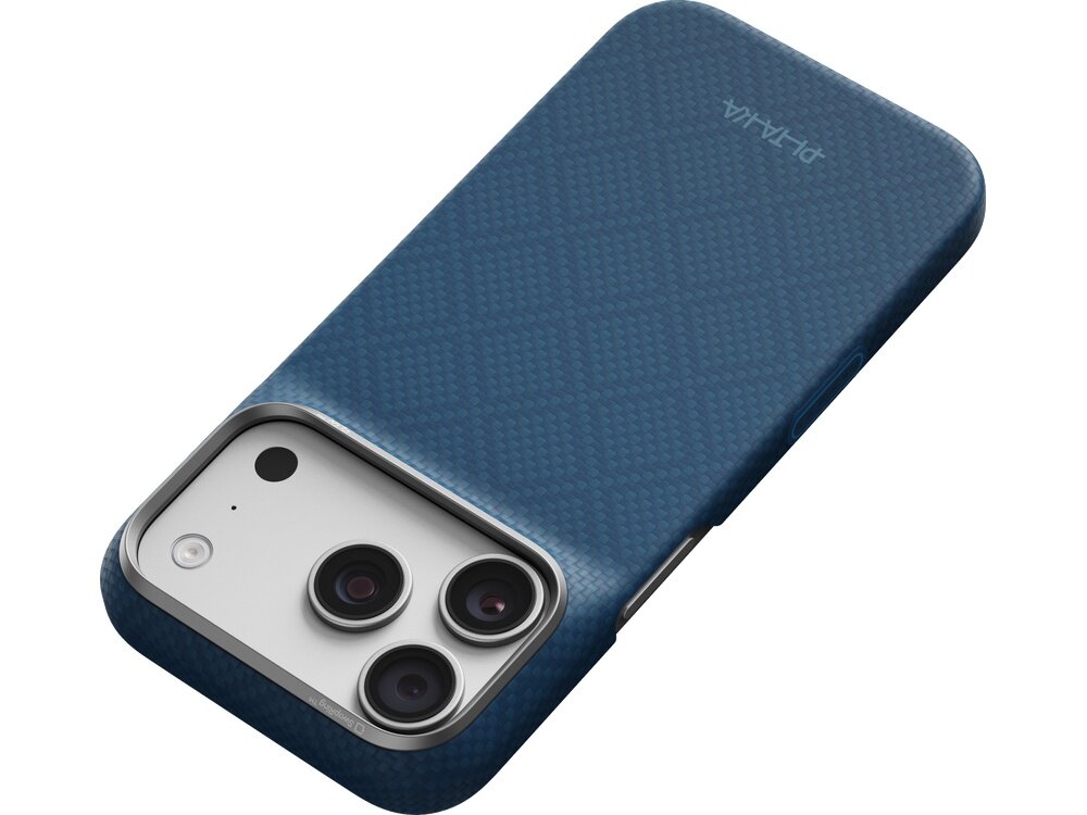 Granatowe etui z wzorem argyle, przeznaczone do telefonu z trzema obiektywami aparatu. Na etui widoczne jest logo \'PITAKA\'.