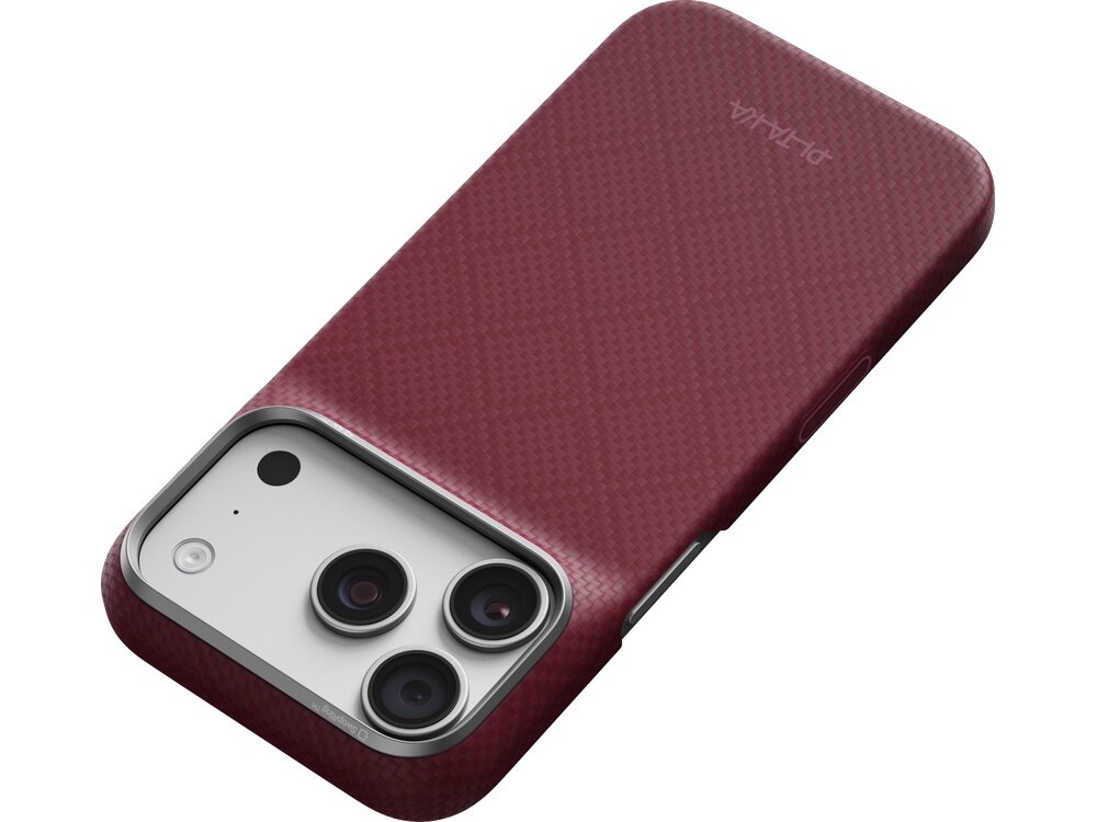 Burgundowe etui na telefon z trzema widocznymi obiektywami aparatu i logo \'PITAKA\' na powierzchni. Etui ma teksturę w romby i jest przeznaczone do urządzeń z funkcją MagSafe.