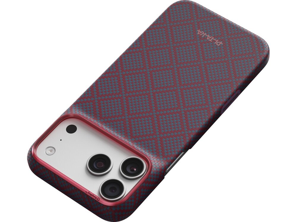 Etui na telefon z wzorem w romby w kolorach niebieskim i czerwonym, z trzema wycięciami na aparaty. Na etui widoczne jest logo \'PITAKA\'.