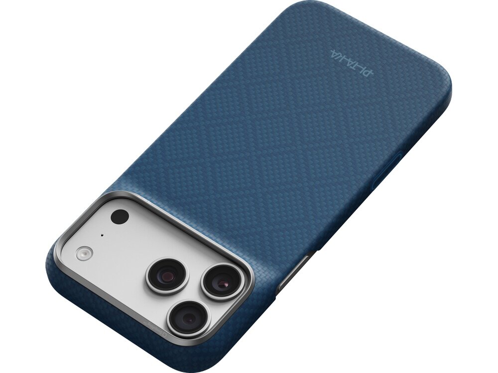 Granatowe etui z teksturą w romby, przeznaczone dla telefonu z trzema obiektywami aparatu. Na etui widoczne jest logo \'PITAKA\'.