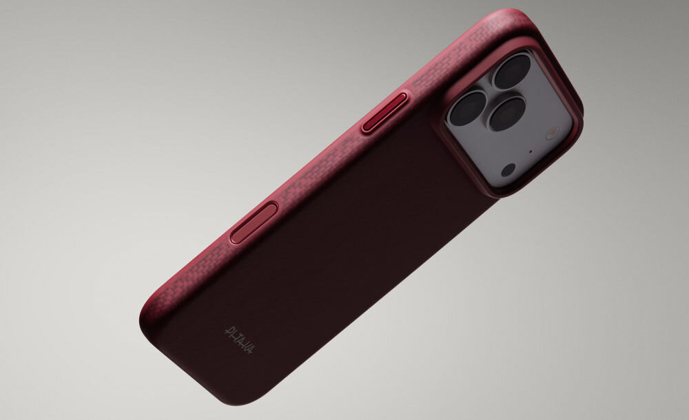 Burgundowe etui na telefon z trzema wycięciami na aparaty i logo \'PITAKA\' na dole. Etui ma teksturowaną powierzchnię i przyciski boczne w tym samym kolorze.