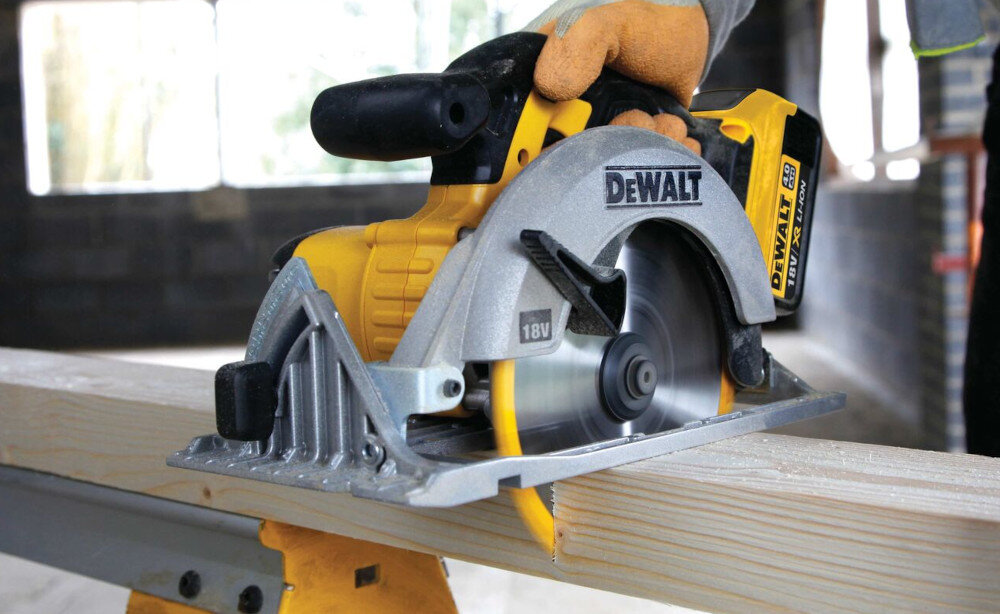 Zestaw elektronarzędzi DEWALT DCK654P3T pilarka DCS391 mechanizm wykonywania precyzyjnych cięć wgłębnych w drewnie do 55 mm cięcie pod kątem 45 stopni do 42,1 mm pod kątem 90 stopni do 55 mm