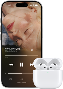 Na obrazie widoczny jest smartfon z odtwarzaczem muzyki, na którym wyświetlana jest piosenka \'Girl\'s Just Flying\' Maisie Peters oraz białe słuchawki douszne w etui ładującym. Na ekranie smartfona widać zdjęcie osoby z zamkniętymi oczami.