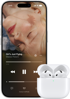 Na obrazie widoczny jest smartfon z odtwarzaczem muzyki, na którym wyświetlana jest piosenka \'Girl\'s Just Flying\' autorstwa Maisie Peters, oraz białe słuchawki douszne w etui ładującym.