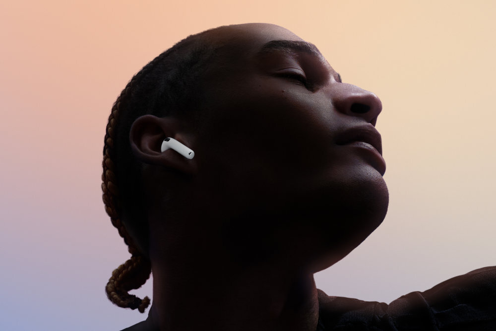 Apple AirPods 5 Tryb kontaktu naturalny sposób przemieszczania się, oczekiwania na komunikat rozmowy - Zbliżenie na twarz zrelaksowanej osoby z zamkniętymi oczami