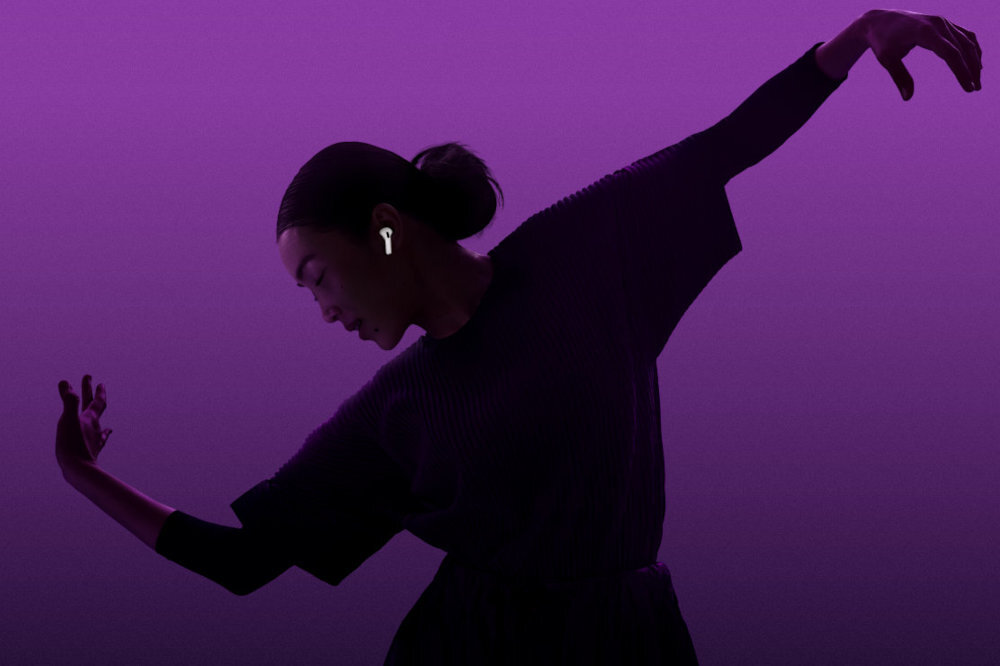 Apple AirPods 5 Wielootworowa konstrukcja akustyczna Adaptacyjna korekcja EQ wciągające brzmienie - Sylwetka tańczącej osoby w dynamicznej pozie