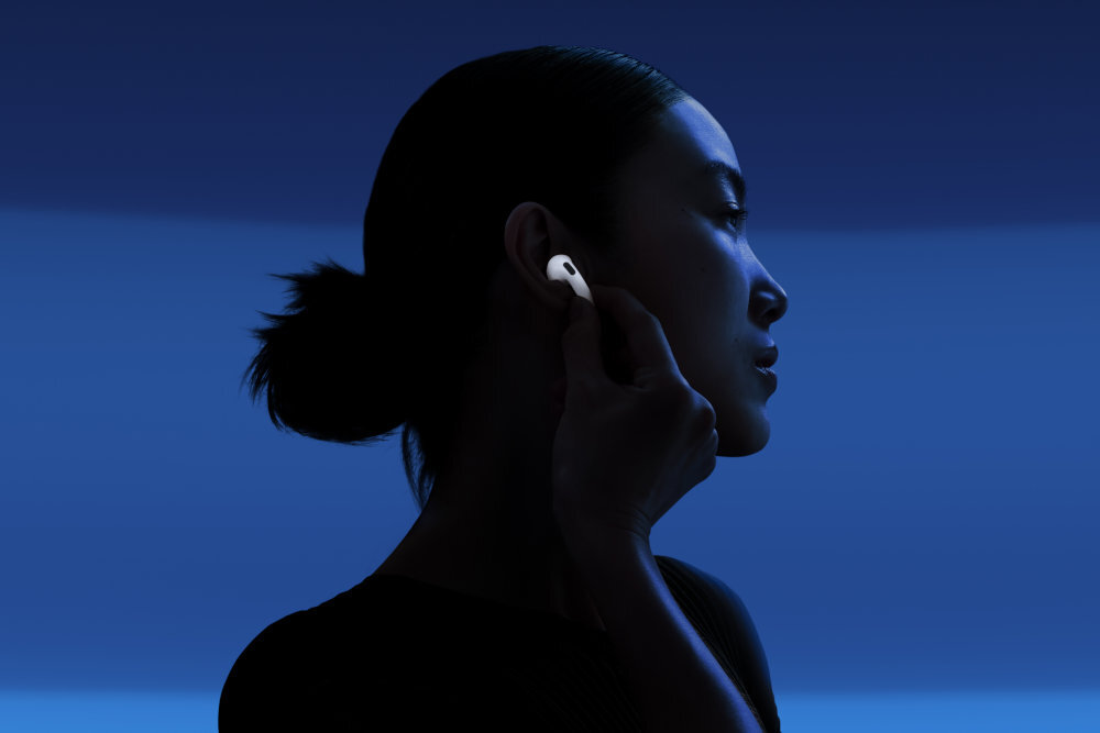 Apple AirPods 5 AirPods 5 otwartą konstrukcję aktywną redukcją hałasu architekturą akustyczną urządzeń Apple Bezprzewodowe etui ładujące funkcje dźwiękowe - Profil osoby z bezprzewodową słuchawką w uchu