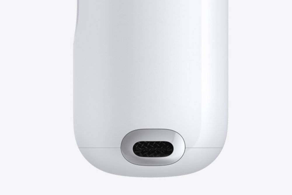 Apple AirPods 5 Wykrywanie rozmów automatycznie ścisza odtwarzany dźwięk przywracają wcześniejszy poziom głośności AirPods 5 - zbliżenie na dolną część trzonu słuchawki