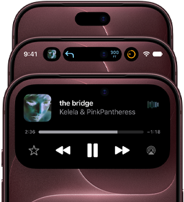 Trzy smartfony z wyświetlonym odtwarzaczem muzyki, na którym widnieje utwór \'the bridge\' wykonawców Kelela & PinkPantheress. Na ekranie widoczne są także ikony statusu, godzina 9:41 oraz wskaźnik baterii.