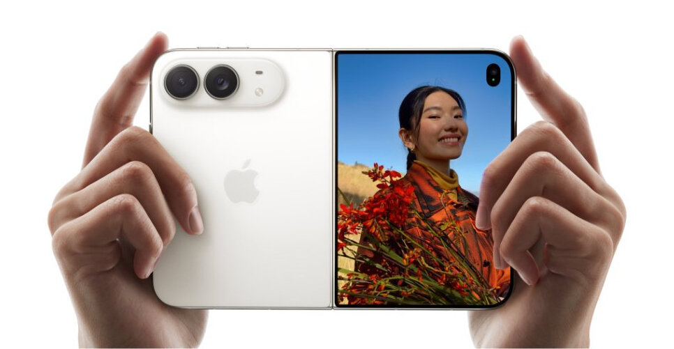 Dłonie trzymające iPhone Duo na białym tle.