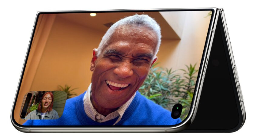 Iphone Duo na białym tle, na ekranie telefonu widoczna jest rozmowa dwóch osób.