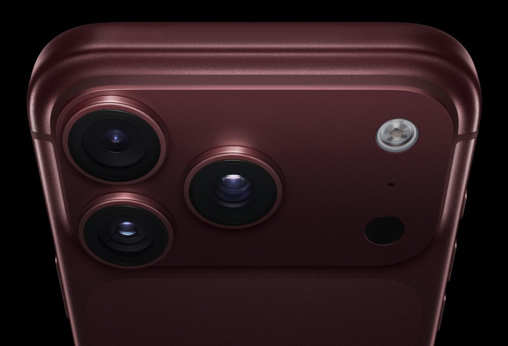 Smartfon APPLE iPhone 18 Pro Zbliżenie na górną część tylnej obudowy smartfona z zaokrąglonymi krawędziami oraz wyspą aparatów z obiektywami i diodą doświetlającą
