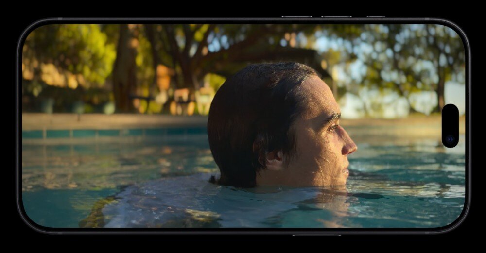 Smartfon APPLE iPhone 18 Pro Ekran smartfona wyświetlający w trybie poziomym zdjęcie mężczyzny wynurzającego się z wody w basenie
