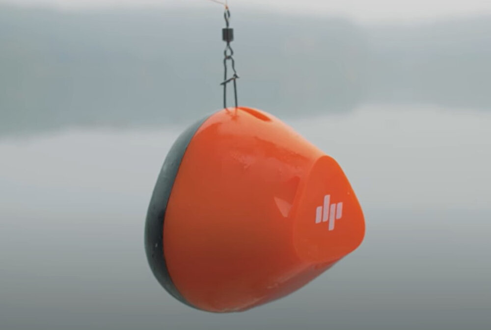 Echosonda wędkarska DEEPER Smart Sonar Start urzdzenie mobilne na wysokosci klatki piersiowej wedkarza stabilne Wi-Fi dokladny czytelny pomiar