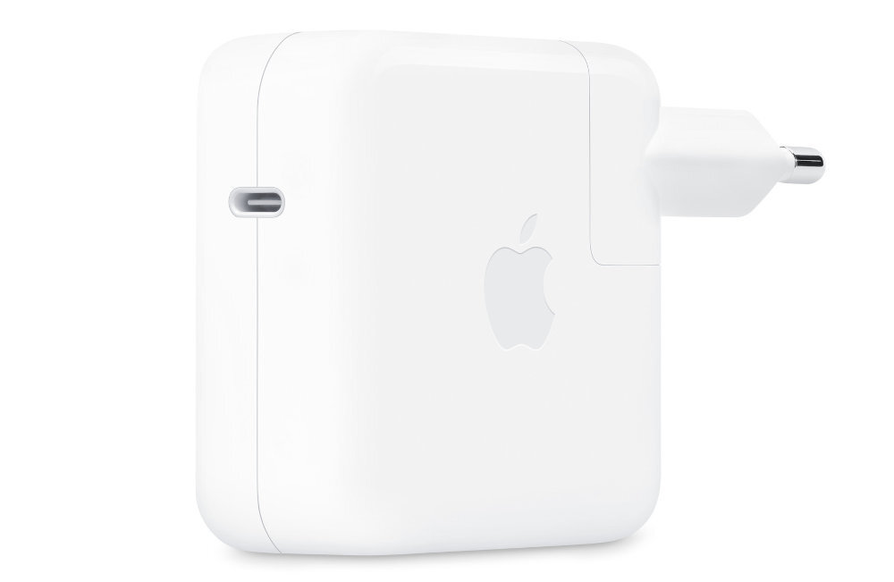 Biała ładowarka sieciowa z logo w kształcie nadgryzionego jabłka. Posiada port USB-C i wtyczkę do gniazdka elektrycznego.