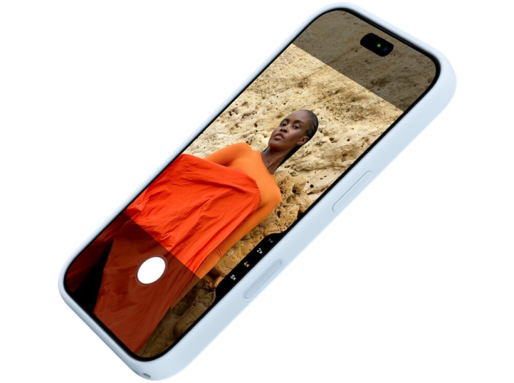 Telefon w jasnoniebieskim etui z wyświetlonym zdjęciem osoby w pomarańczowej sukni na tle kamiennej ściany. Etui ma gładką powierzchnię i wycięcia na przyciski.