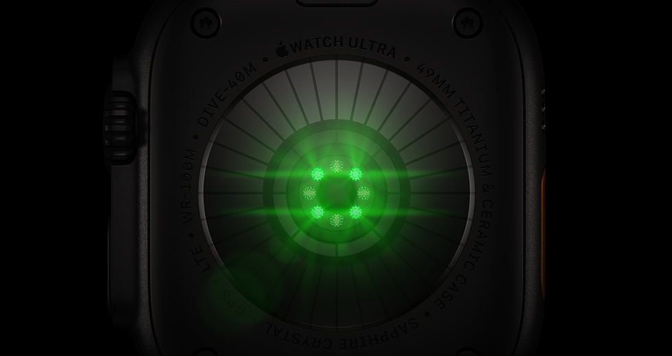 Tył zegarka z widocznymi zielonymi diodami LED oraz napisami: \'Apple Watch Ultra\', \'49mm Titanium & Ceramic Case\', \'Sapphire Crystal\', \'GPS\', \'LTE\', \'WR-100M\', \'DIVE-40M\'.