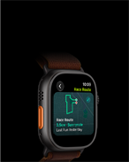 Smartwatch z ciemnym ekranem wyświetlającym mapę trasy i szczegóły wyścigu. Koperta zegarka jest tytanowa, a bransoleta mediolańska w kolorze czarnym.