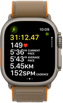 Zegarek z prostokątnym wyświetlaczem pokazuje czas 31:12.47 oraz dane dotyczące biegu: 149 BPM, 5\'36\'\' CURRENT PACE, 5\'43\'\' AVERAGE PACE, 5.45KM, 152SPM CADENCE. Pasek zegarka jest w kolorze czarnym z elementami pomarańczowymi.