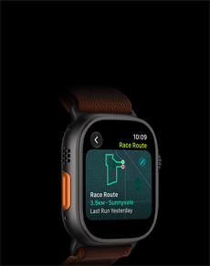 Smartwatch z ciemnym ekranem wyświetlającym mapę z trasą biegu i informacjami: \'Race Route 3.5km - Sunnyvale Last Run Yesterday\'. Koperta zegarka jest ciemna, a pasek ma brązowy kolor.