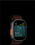 Na obrazie widoczny jest smartwatch z ciemnym ekranem, na którym wyświetlana jest mapa z trasą i tekstem \'Race Route\'. Urządzenie ma ciemną kopertę i bransoletę.