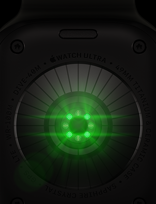 Widoczny jest tył zegarka z zielonymi diodami świecącymi w centralnej części. Na obwodzie znajduje się tekst: \'Apple Watch Ultra 49mm Titanium & Ceramic Case\'.