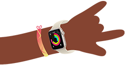 Obraz przedstawia smartwatch z jasnym paskiem i kolorowym wyświetlaczem z trzema okręgami. Tło jest brązowe z gradientem w odcieniach czerwieni i żółci.
