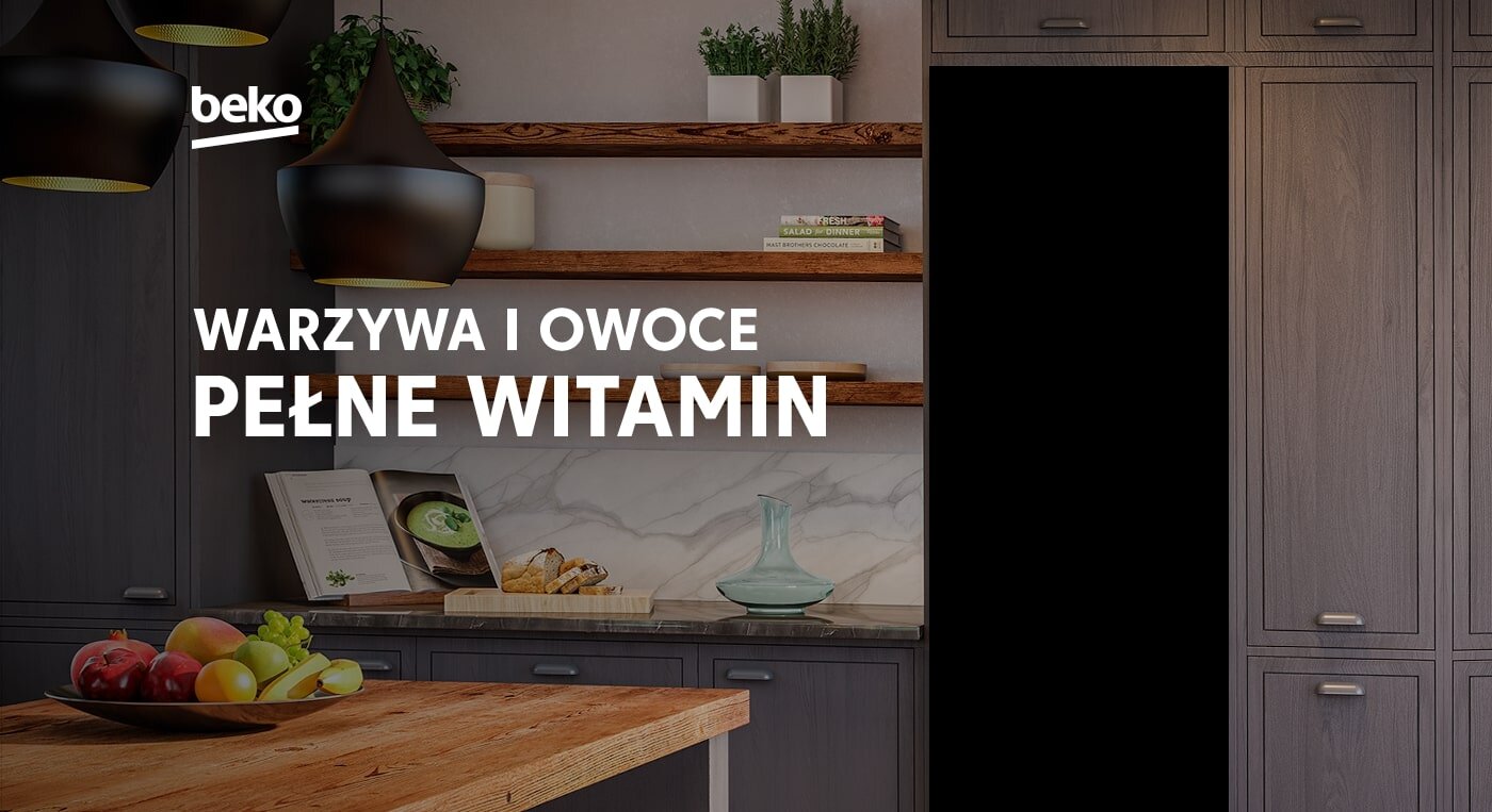 Kuchnia z ciemnymi szafkami i drewnianymi półkami, na których stoją książki i rośliny. Na obrazie widoczny jest tekst: \'beko WARZYWA I OWOCE PEŁNE WITAMIN\'.