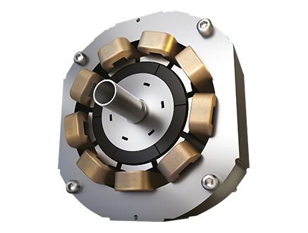 Obraz przedstawia metalowy element mechaniczny z centralnym wałkiem i kilkoma miedzianymi cewkami rozmieszczonymi wokół niego.