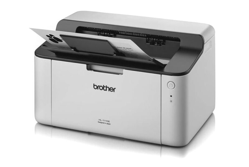 Na obrazie widoczna jest drukarka z logo \'brother\' oraz oznaczeniem modelu \'HL-1110E\'. Urządzenie ma biało-czarną obudowę, a na górze znajduje się wydrukowany dokument.