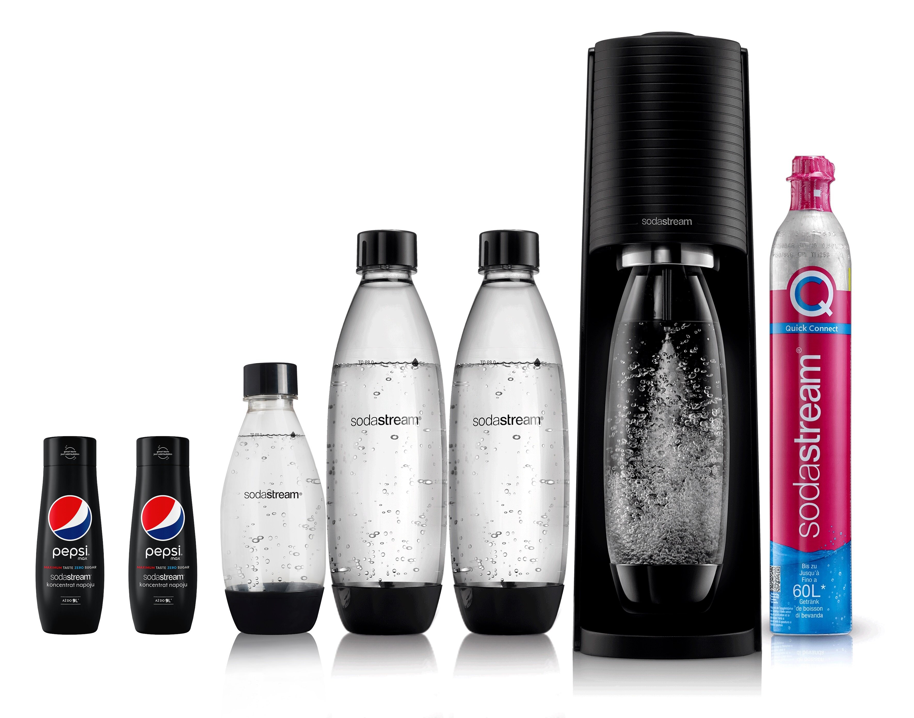 Na obrazie znajduje się czarny saturator z logo \'sodastream\', trzy przezroczyste butelki z wodą gazowaną oraz dwa czarne syropy z logo Pepsi. Obok saturatora widoczny jest różowy nabój z napisem \'sodastream\'.