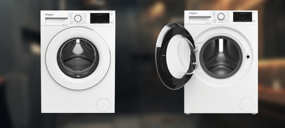 Na obrazie widoczne są dwie pralki w białym kolorze, jedna z zamkniętymi, a druga z otwartymi drzwiczkami. Na panelu sterowania widnieje logo \'Whirlpool\'.