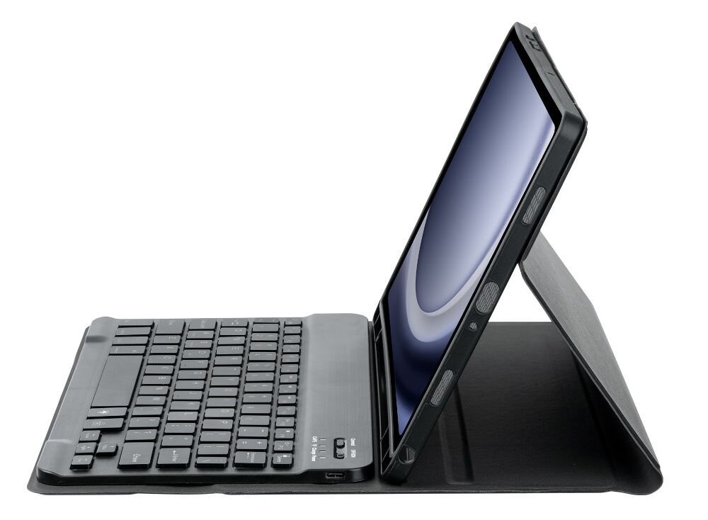 Czarne etui z klawiaturą, w którym umieszczony jest tablet z wyświetlaczem włączonym na ekranie startowym. Etui pełni funkcję stojaka, utrzymując tablet w pozycji pionowej.