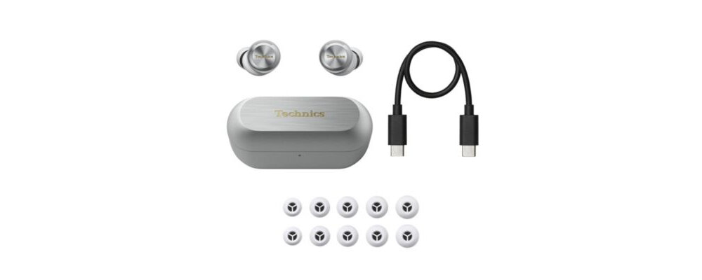 Na obrazie widoczne są srebrne słuchawki dokanałowe, etui z logo \'Technics\', kabel USB-C oraz zestaw wymiennych końcówek. Wszystkie elementy są ułożone na białym tle.
