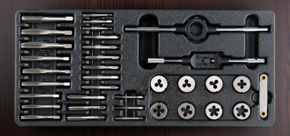 Wkład do szuflady TOYA YT-55465 (35 elementów) na ciemnym drewnianym blacie