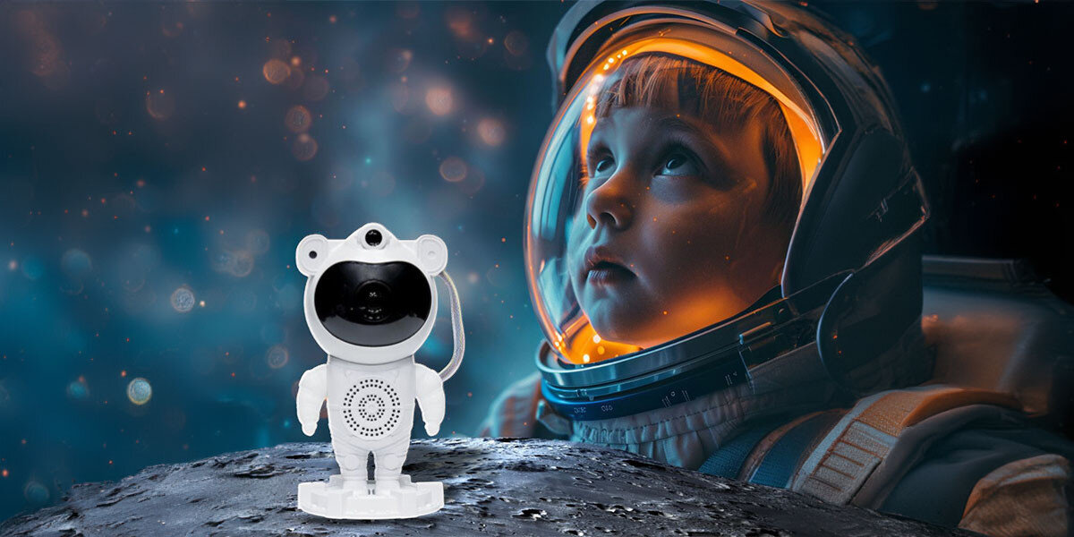 Na pierwszym planie znajduje się biały projektor w kształcie astronauty z widocznym głośnikiem na korpusie. W tle widać dziecko w hełmie astronauty, patrzące w górę na rozmyte, niebieskie tło z jasnymi punktami przypominającymi gwiazdy.