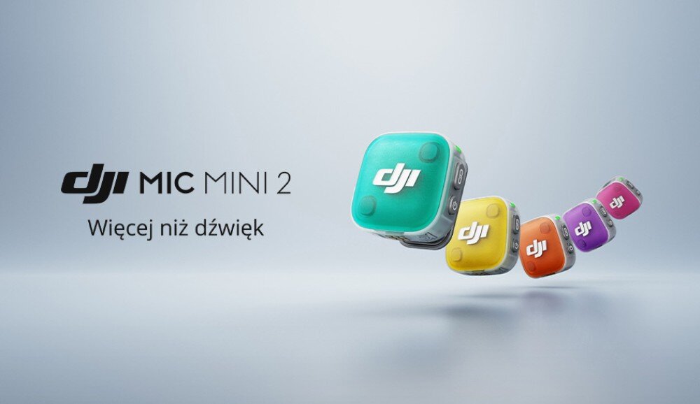Na obrazie widoczne są cztery kolorowe urządzenia z logo \'dji\' na szarym tle. Po lewej stronie znajduje się tekst: \'dji MIC MINI 2 Więcej niż dźwięk\'.
