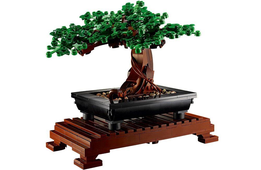 Model drzewka bonsai z klocków LEGO w czarnej doniczce na brązowej podstawce. Gałęzie i liście są zielone, a pień brązowy.
