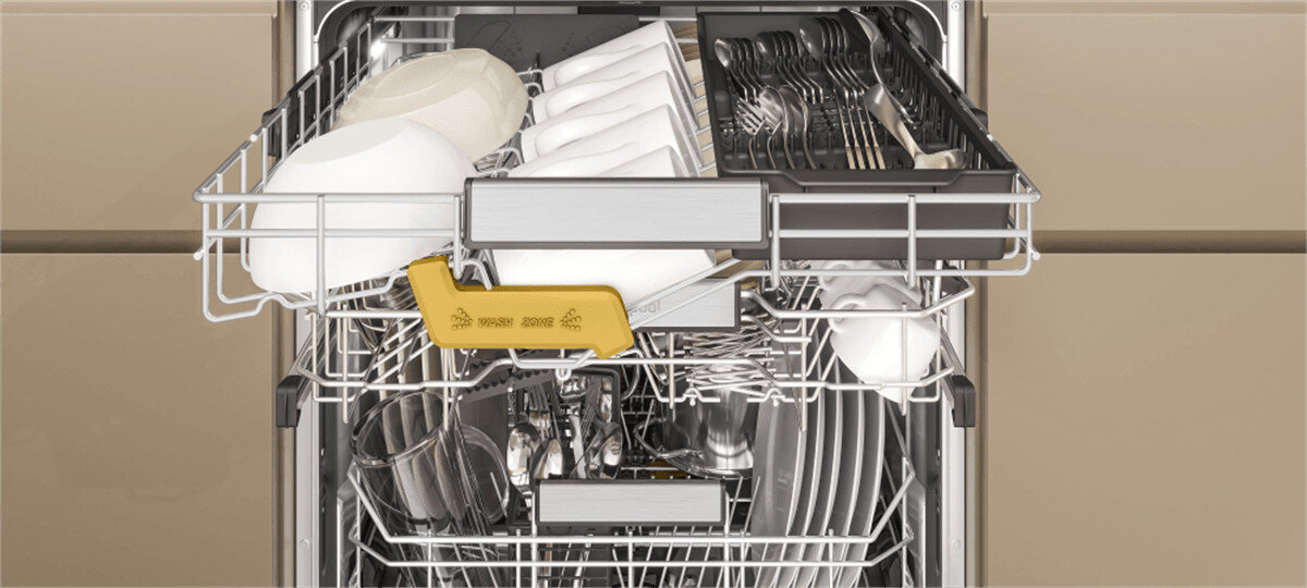 ZMYWARKA WHIRLPOOL W8IC1542MEXPL MAXISPACE POWERCLEAN Wnętrze zmywarki z trzecim koszem Space Clean przeznaczonym na sztućce i drobne akcesoria kuchenne. Rozwiązanie pomaga lepiej wykorzystać dostępną przestrzeń SpaceClean trzeci kosz dodatkowa przestrzeń dysze wodne kubki szklanki
