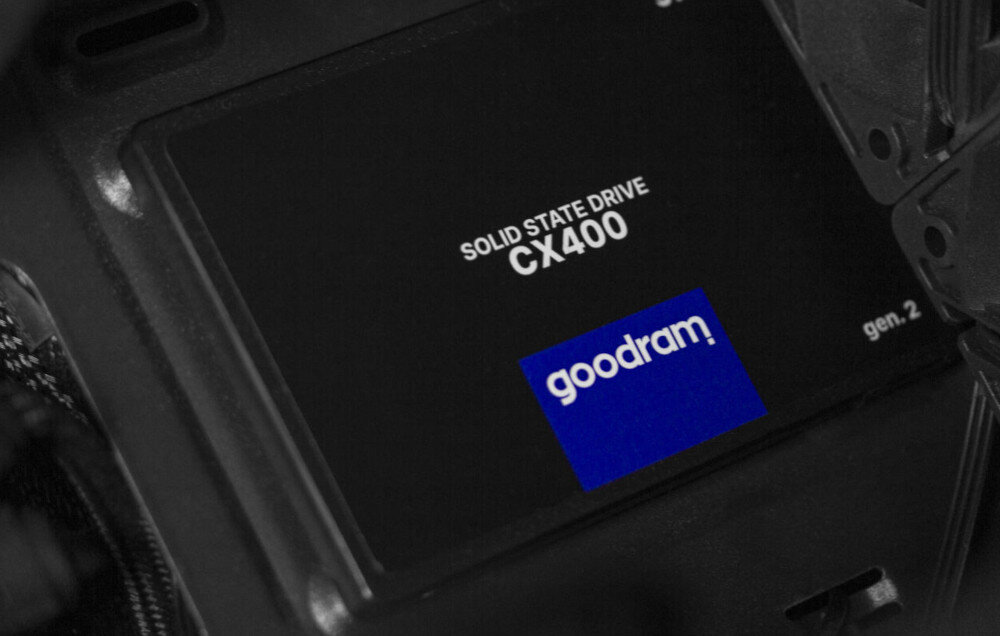 Na obrazie widoczny jest dysk SSD z napisem \'SOLID STATE DRIVE CX400\' oraz logo \'goodram\' na niebieskim tle. W prawym dolnym rogu znajduje się napis \'gen. 2\'.