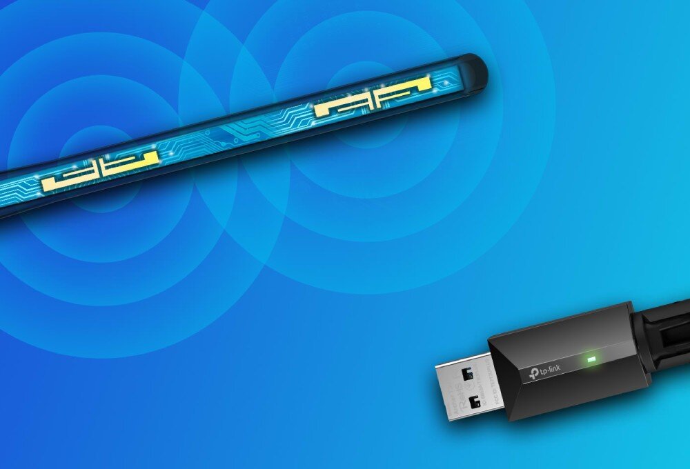 Komputer XQUANTUM XQI5R16S1TB-XI25WP Karta sieciowa na USB z zapaloną diodą oraz przekrój jej anteny z widocznymi ścieżkami przewodzącymi na tle falistego wzoru