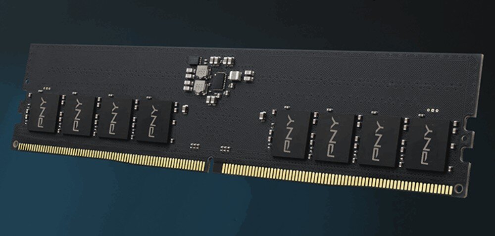 Komputer XQUANTUM XQI5R16S1TB-XI25WH Pojedyncza kość pamięci RAM na czarnym laminacie z widocznymi modułami pamięci oznaczonymi logo 'PNY' oraz złoconymi stykami na dolnej krawędzi
