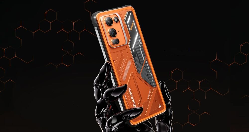Smartfon z pomarańczową obudową i trzema aparatami z tyłu, trzymany przez czarną, metaliczną rękę. Na obudowie widoczny jest napis \'BLACKVIEW\'.