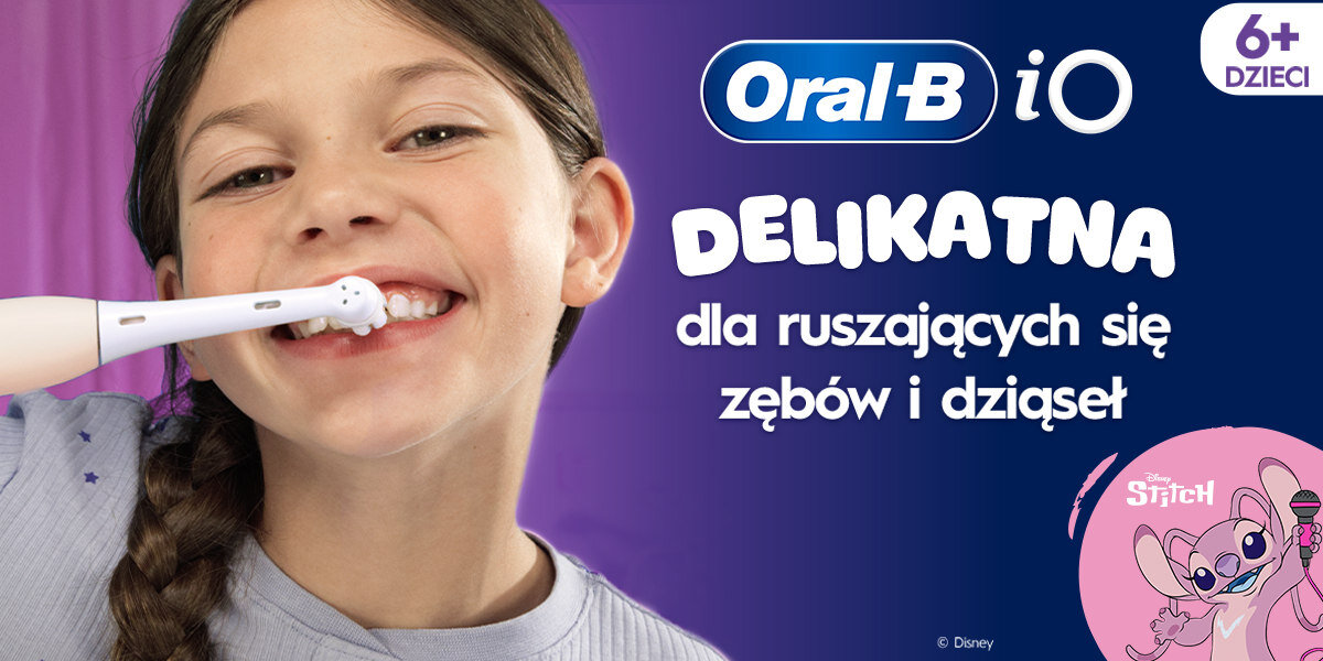 Dziewczynka używa szczoteczki do zębów na tle fioletowej ściany. Obok widoczny jest tekst: \'Oral-B iO DELIKATNA dla ruszających się zębów i dziąseł\', a w rogu znajduje się postać z napisem \'Stitch\'.