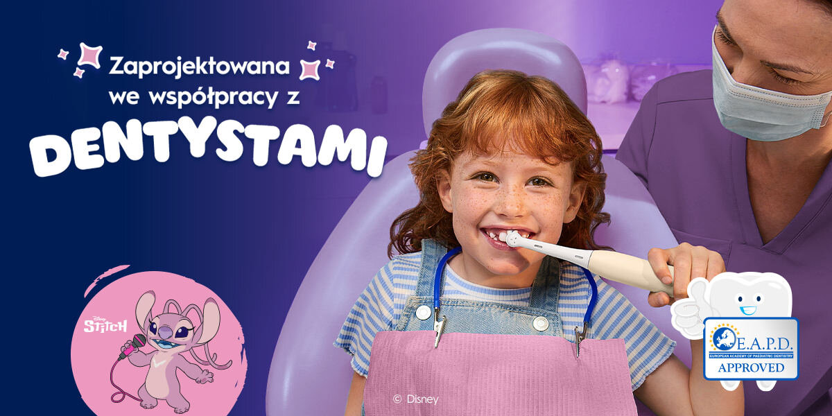 Dziewczynka siedzi na fotelu dentystycznym, trzymając szczoteczkę do zębów. Obok widoczny jest napis \'Zaprojektowana we współpracy z dentystami\' oraz postać z napisem \'Stitch\'.