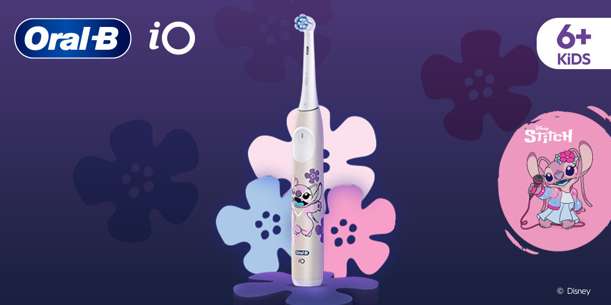 Obraz przedstawia różową szczoteczkę magnetyczną z motywem postaci z bajki, na tle kolorowych kwiatów. Widoczne są loga \'Oral-B\', \'iO\' oraz napis \'6+ KIDS\' i \'Stitch\'.