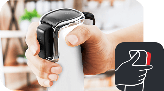Osoba trzyma blender z czarnym uchwytem i metalicznymi elementami. Obok znajduje się ikona przedstawiająca dłoń naciskającą przycisk na urządzeniu.