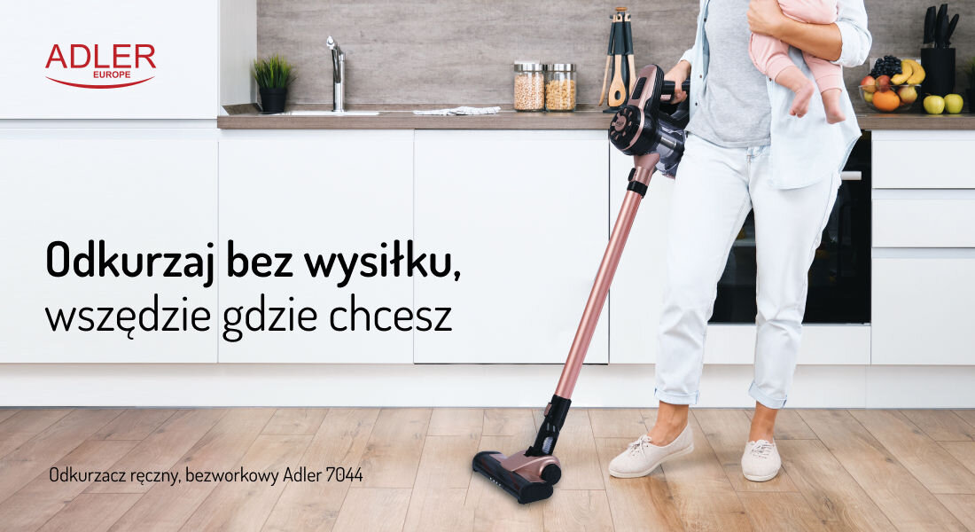 Osoba trzymająca dziecko używa odkurzacza pionowego w kuchni. Tekst na obrazie: \'Odkurzaj bez wysiłku, wszędzie gdzie chcesz\' oraz \'Odkurzacz ręczny, bezworkowy Adler 7044\'.